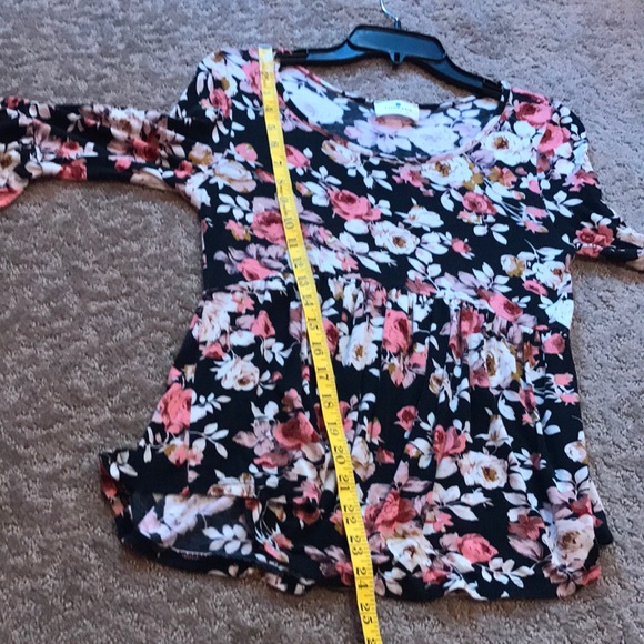 3/$20 🦋 Threads Studio Floral Ruffled Blouse - Picture 9 of 9